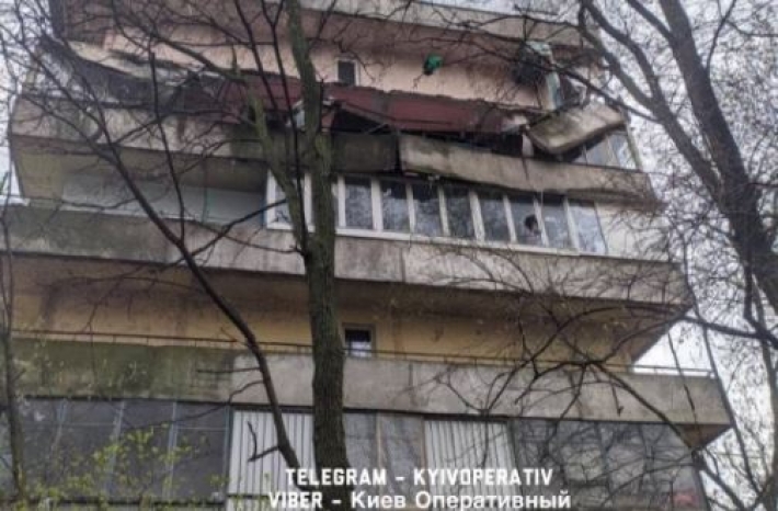 Могли пострадать люди: в Киеве обрушился балкон, фото