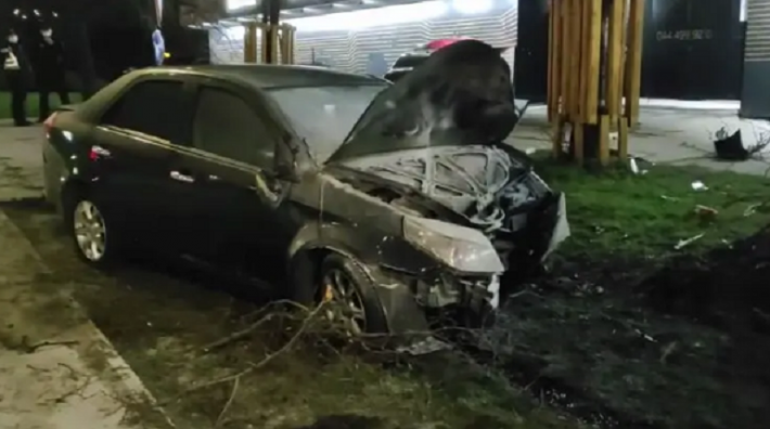 В Киеве два автомобиля вылетели с дороги, есть пострадавший. Видео последствий аварии