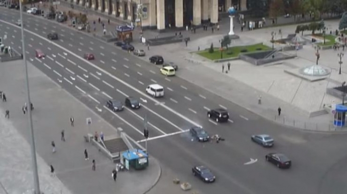 Под Киевом авто сбило пешехода: ужасный момент попал на видео
