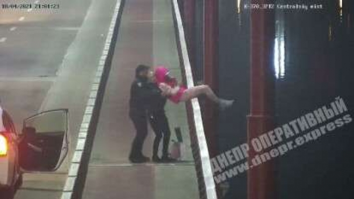 В Днепре девушка пыталась прыгнуть с Центрального моста: видео момента