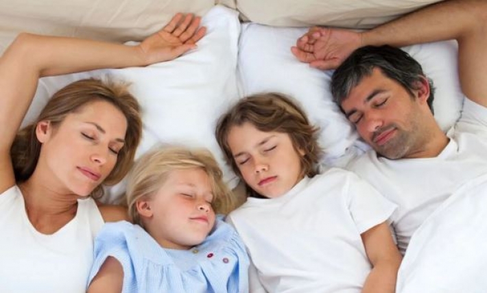 Чи варто батькам дозволяти дитині спати у своєму ліжку