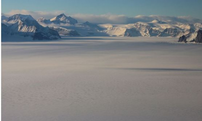 Ученые заявили о "гибели" крупнейшего в мире айсберга - за ним следило множество людей: фото