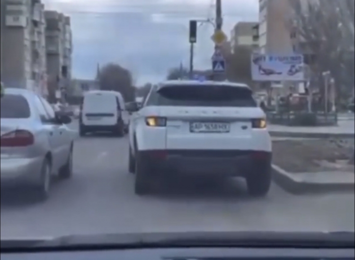 В Мелитополе водитель внедорожника припарковался на перекрестке