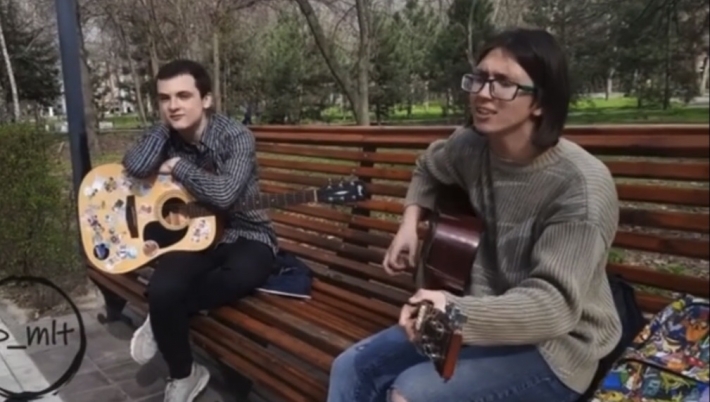 Мелитопольские студенты устроили импровизированный концерт в парке (видео)