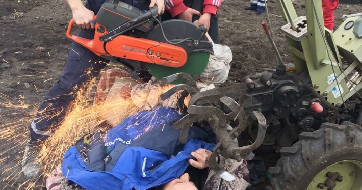 Застрял под мотоблоком: в Харьковской области спасатели освобождали мужчину