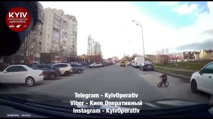 В Киеве маленький ребенок едва не попал под колеса авто - матери не было рядом: видео