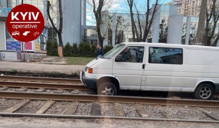 В Киеве водитель решил "по-хитрому" объехать пробку и жестко за это поплатился: фото