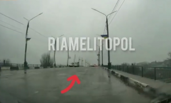 В Мелитополе водитель устроил странные маневры на мосту (видео)