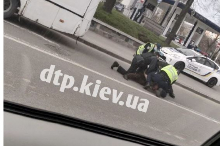 В Киеве полицейские жестко задержали водителя маршрутки: фото и первые подробности