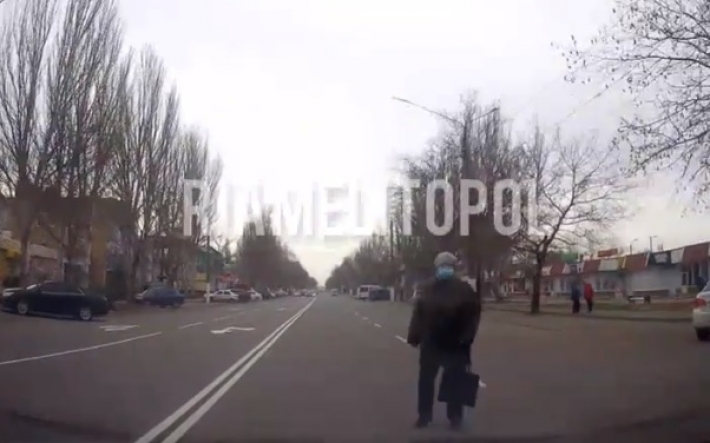 В Мелитополе "бессмертные" пешеходы бросаются под колеса автомобилей (видео)