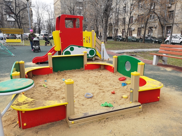 В Запорожье с территории детской площадки украли песочницу (фото)