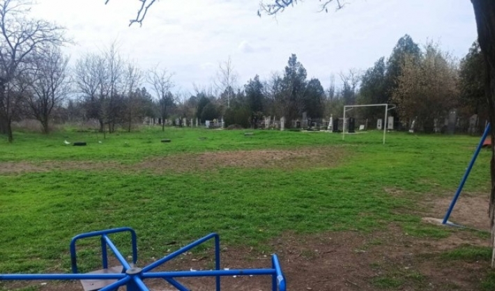В Мелитополе дети играют в футбол на кладбище (фото)