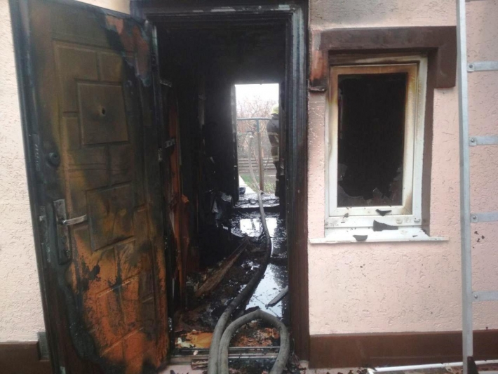 В Запорожье тушили масштабный пожар на территории частного дома (фото)