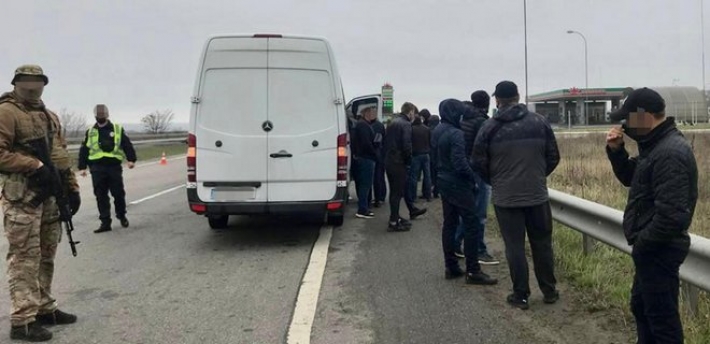На подъездах в Харьков задержали автобусы с десятками 