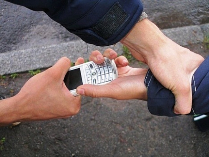 В Запорожье грабитель вырвал у мужчины телефон (фото)