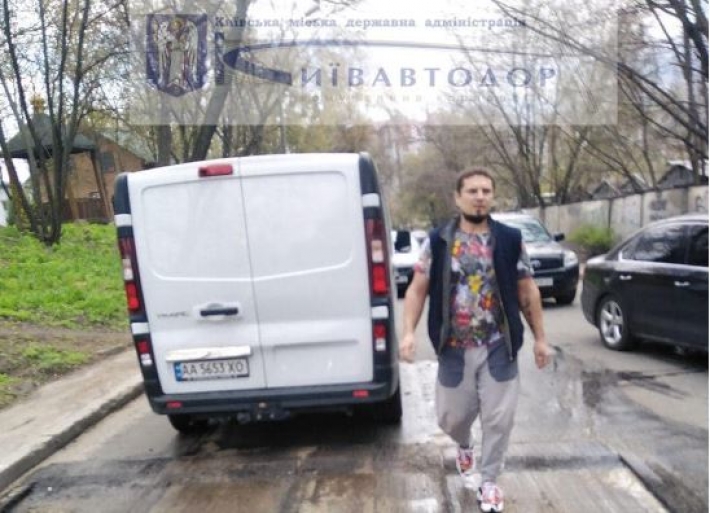 ​В Киеве неизвестный открыл стрельбу по группе дорожников, есть пострадавший: первые детали и фото ЧП