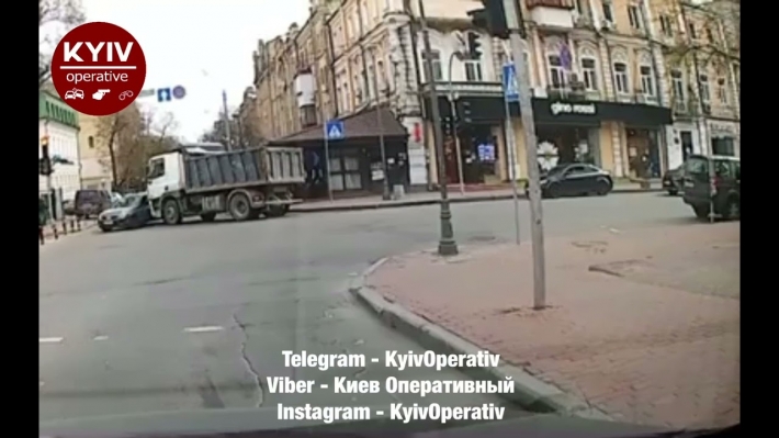 "Извините, подвиньтесь": в Киеве грузовик устроил эпичное ДТП, момент попал на видео
