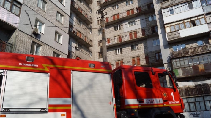 В Запорожье спасатели тушили пожар в вентиляционной шахте многоэтажки