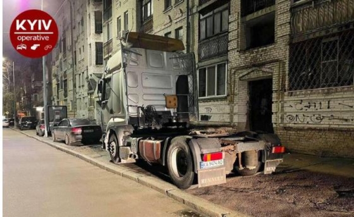 На пешеходов им плевать: в Киеве "герои парковки" заняли весь тротуар, фото