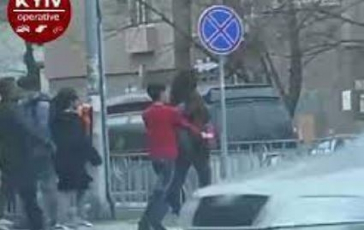 Как в Киеве уличные воры на ходу "чистят" пешеходов: момент попал на видео