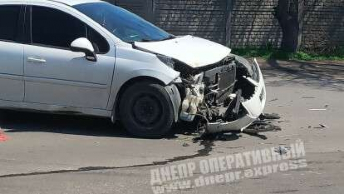 В Днепре на Петрозаводской Peugeot не пропустил маршрутку: пострадала девочка-подросток (видео)