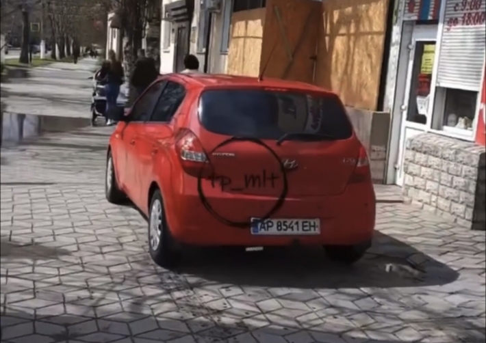 В Мелитополе автомобили "наступают на пятки" пешеходам на тротуаре (видео)