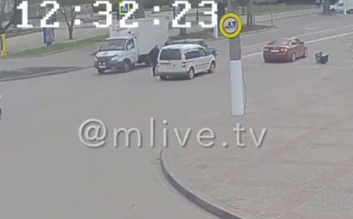 В Мелитополе водитель Фольксвагена совершил странный маневр и попал в ДТП (видео)