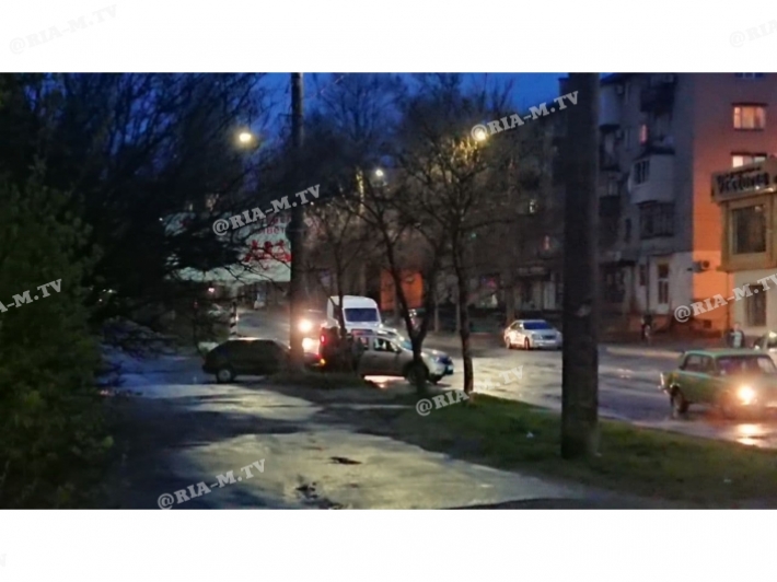 Не разъехались на перекрестке - в Мелитополе очередное ДТП (фото, видео)