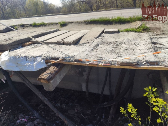 В Запорожье провели странный ремонт аварийного моста у "Дубовой рощи" (фото)