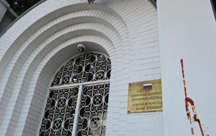 В чешском Брно консульство РФ облили кетчупом (фото)