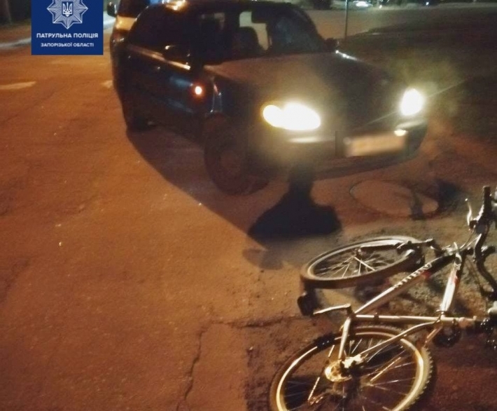 В центре Запорожья легковушка сбила велосипедистку