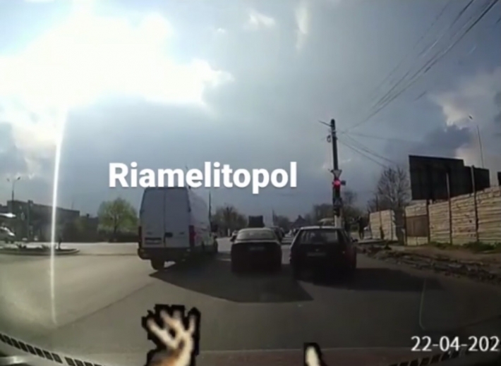 В Мелитополе водитель демонстрировал странные маневры (видео)