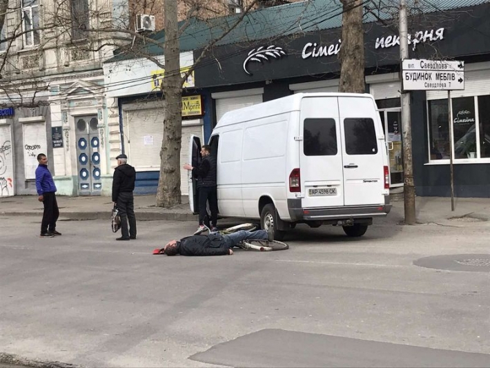 В Мелитополе на улице лежит мужчина без сознания (фото)