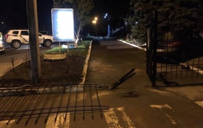 В Сумах пьяный на авто врезался в забор отдела полиции (видео)