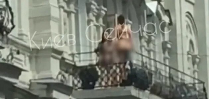 В центре Киева полуобнаженные девушки устроили фотосессию на балконе (Видео)