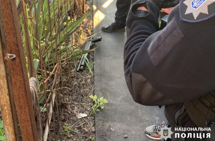 Нападение с топором на АТБ: у мужчины дома нашли оружие и наркотики (Фото)
