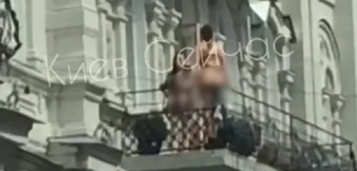 В центре Киева полуобнаженные девушки устроили фотосессию на балконе. Видео
