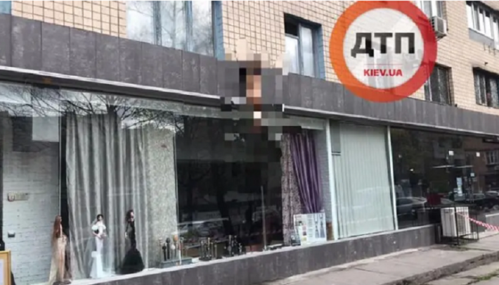 В Киеве полуголый мужчина выпрыгнул с восьмого этажа и повис на козырьке магазина