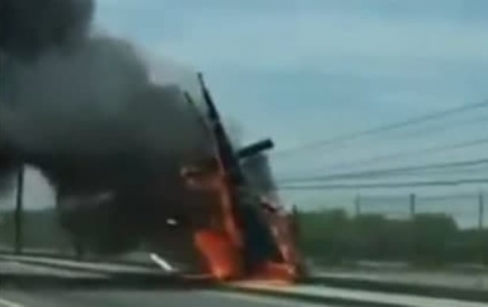 В Мексике вертолет упал на дорогу, три жертвы (видео)