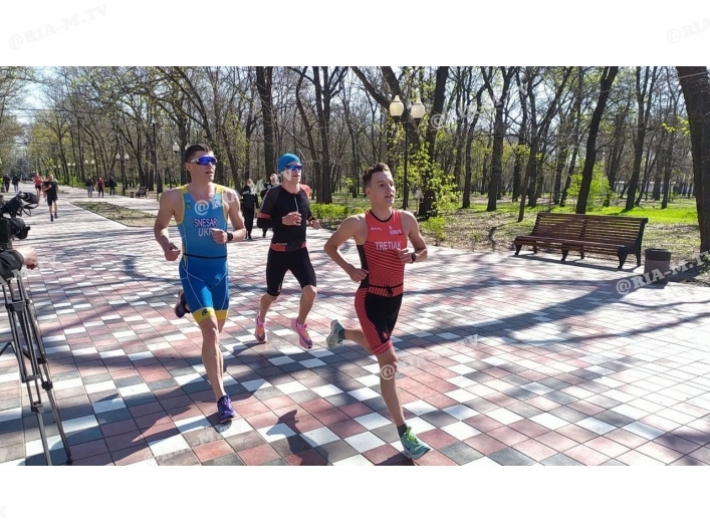 В Мелитополе определяют сильнейших бегунов (фото, видео)