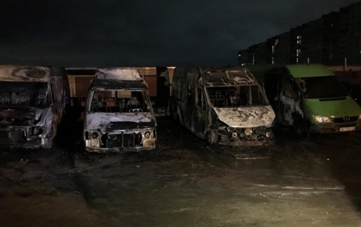 В Харькове сгорели четыре микроавтобуса, есть пострадавший (фото)