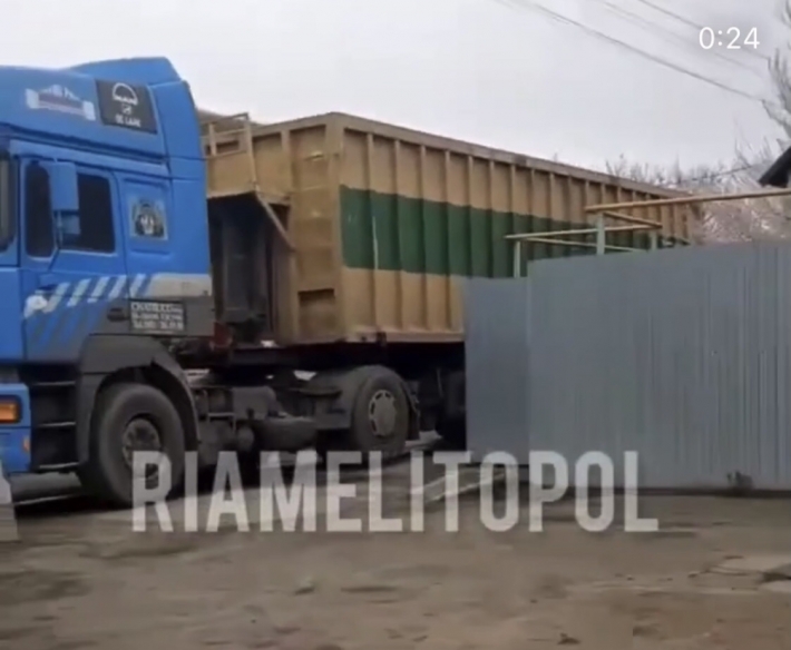 В Мелитополе водитель грузовика устроил стоянку в жилом квартале (видео)