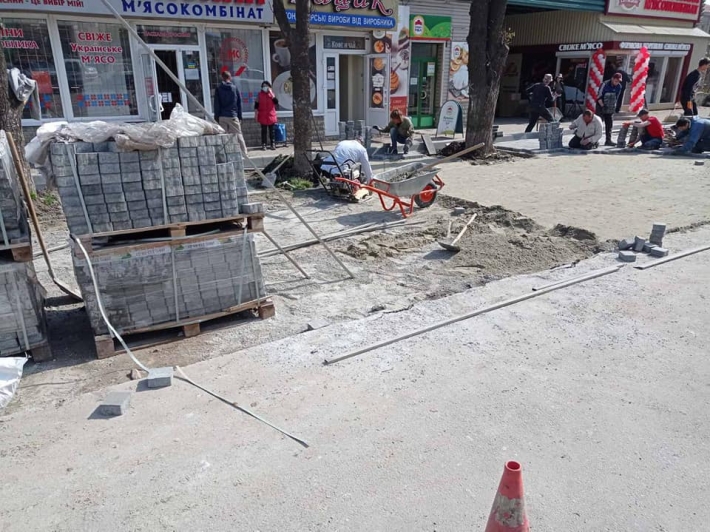 В Запорожье предпринимателя оштрафовали за укладку тротуарной плитки