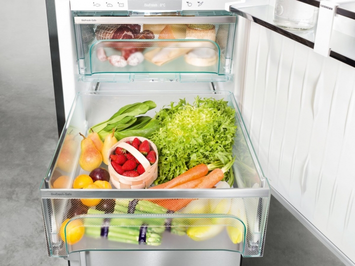 Зачем на самом деле нужны нижние ящики в холодильнике