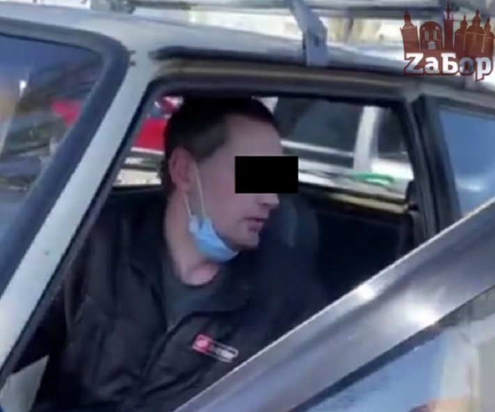 В Запорожье пьяный водитель врезался в припаркованный автомобиль (видео)