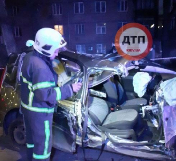 В Киеве авто на скорости влетело в ограждение и превратилось в груду металла: фото