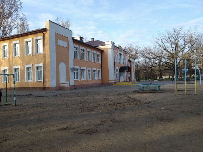 Вандалы испортили внешний вид школы в Мелитополе (фото)