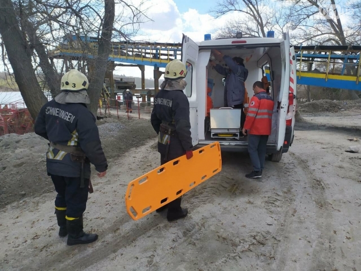 В Запорожье в трюм баржи упал мужчина - понадобилась помощь спасателей