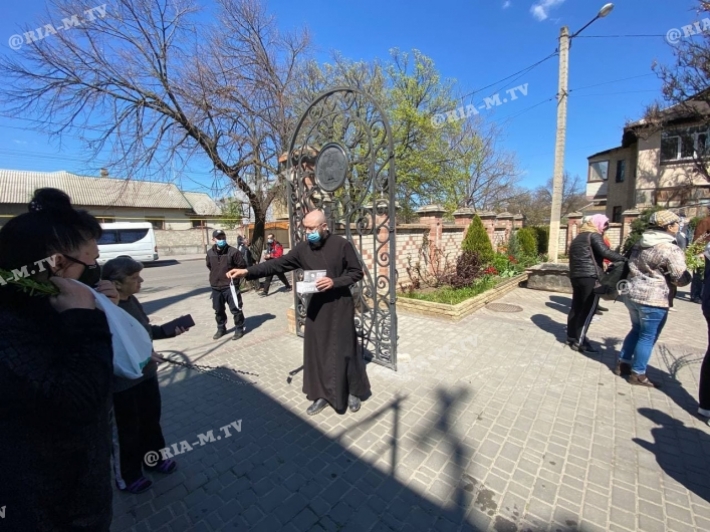 В Мелитополе у собора священники раздают всем маски (фото)