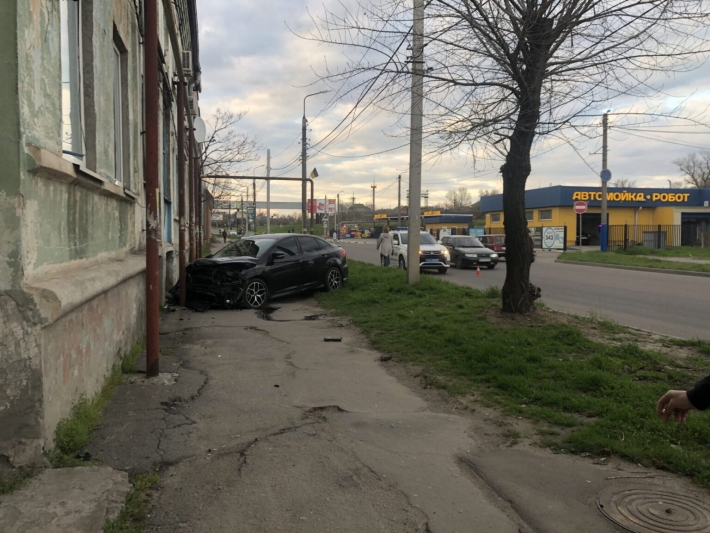 В Запорожской области автомобиль врезался в дом (ФОТО)